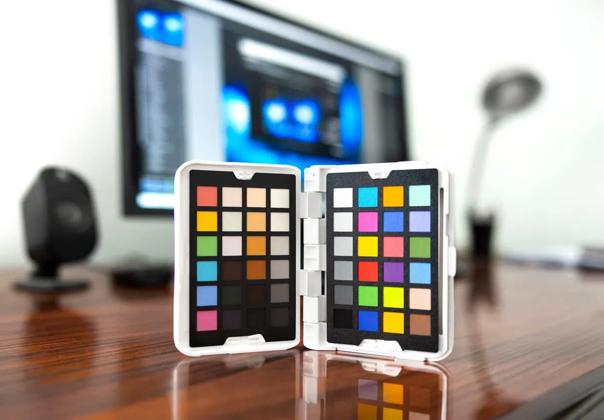Datacolor SpyderCheckr Photo: für genaue und reproduzierbare Farben. Handliche Farbkarte mit 62 Farbfeldern mit ultramatten Farbfeldern für perfekte Farb und Weiß-/Schwarzpunktbestimmung in Fotografie