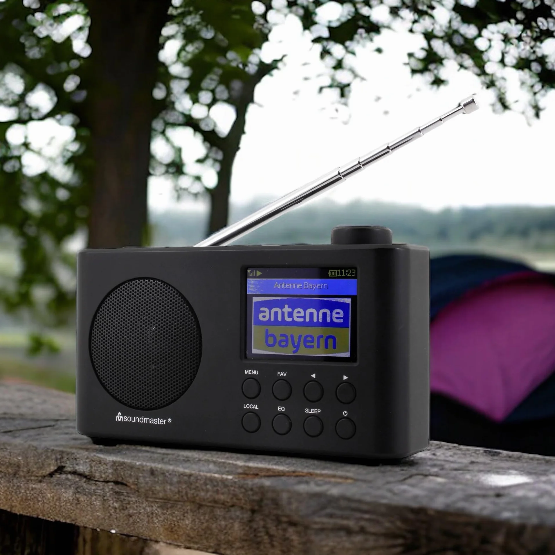 Soundmaster IR6500SW Internetradio DAB+ UKW Radio Bluetooth UPnP Netzwerkplayer tragbares Radio mit Akku 2.200 mAh wiederaufladbar Farbdisplay